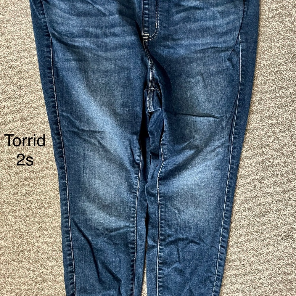 Torrid “Lean Jean” Pull-On Raw Hem Jeggings Medium Wash 2s